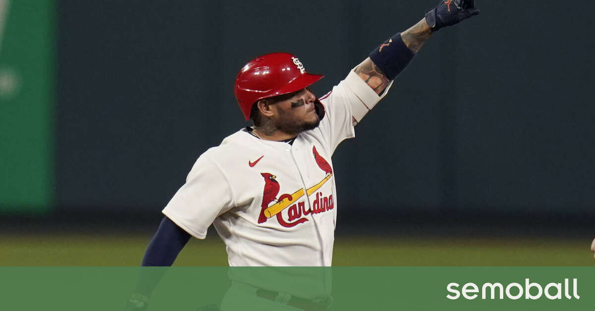 Cardinals re-sign Yadier Molina for 18th season