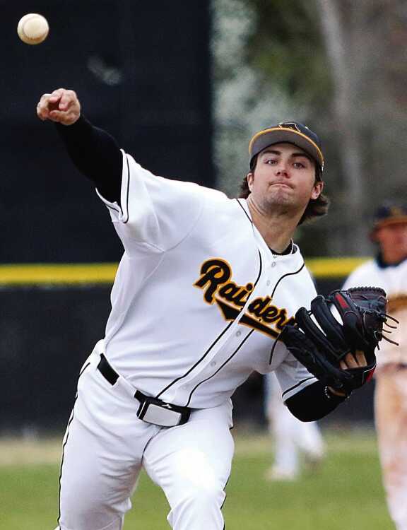 Baseball completes sweep of Wittenberg with an 11-hit attack - Maryville  College